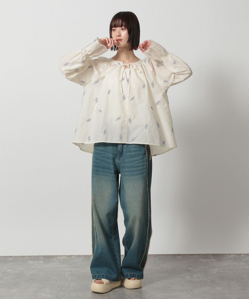 LAKOLE(ラコレ)の「フラワー刺繍ブラウス / 327798(シャツ/ブラウス・レディース・ライトブルー/ブラック/アイボリー・FREE)」の4枚目の写真