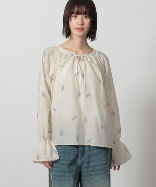 LAKOLE(ラコレ)の「フラワー刺繍ブラウス / 327798(シャツ/ブラウス・レディース・ライトブルー/ブラック/アイボリー・FREE)」の7枚目の写真