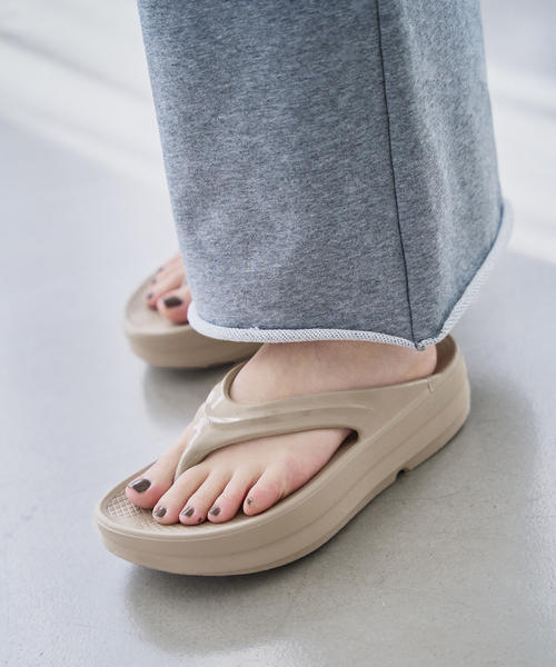 OOFOS(ウーフォス)の「《追加》OOFOS/ウーフォス Oomega(サンダル・レディース・ベージュ/ブラック・25cm/24cm/23cm)」の14枚目の写真