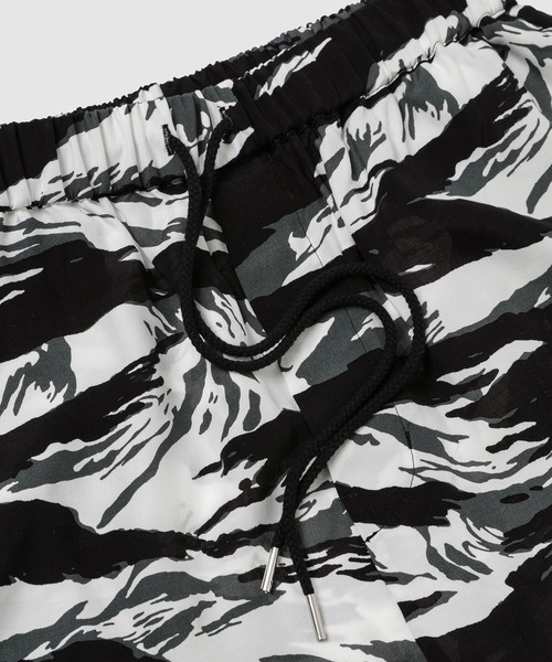 TAKAHIROMIYASHITATheSoloIst.（タカヒロミヤシタザソロイスト）の「hawaiian shorts.(tiger camouflage)（その他パンツ・メンズ・ブルー系その他/イエロー系その他/オレンジ系その他/レッド系その他/ブラック×ホワイト/グリーン系その他・48/46）」の9枚目の写真