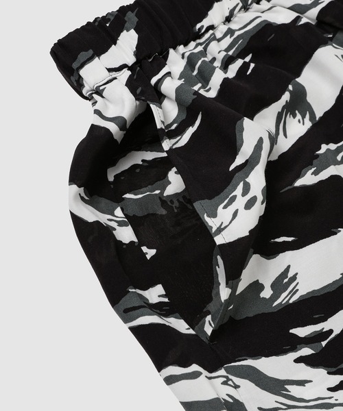 TAKAHIROMIYASHITATheSoloIst.（タカヒロミヤシタザソロイスト）の「hawaiian shorts.(tiger camouflage)（その他パンツ・メンズ・ブルー系その他/イエロー系その他/オレンジ系その他/レッド系その他/ブラック×ホワイト/グリーン系その他・48/46）」の11枚目の写真