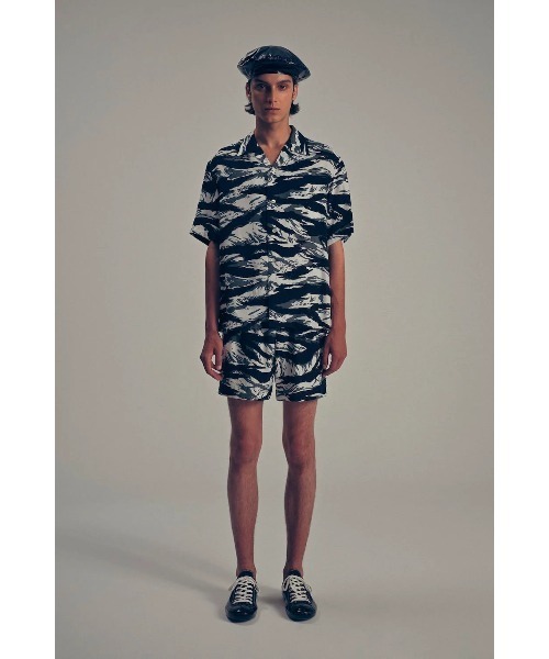 TAKAHIROMIYASHITATheSoloIst.（タカヒロミヤシタザソロイスト）の「hawaiian shorts.(tiger camouflage)（その他パンツ・メンズ・ブルー系その他/イエロー系その他/オレンジ系その他/レッド系その他/ブラック×ホワイト/グリーン系その他・48/46）」の7枚目の写真
