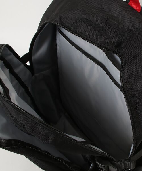 OUTDOOR PRODUCTS(アウトドアプロダクツ)の「アウトドア【OUTDOOR】バックパック 30L(バックパック/リュック・レディース・ブラック/ブラック×ホワイト/ライトグレー/レッド・フリ-)」の7枚目の写真