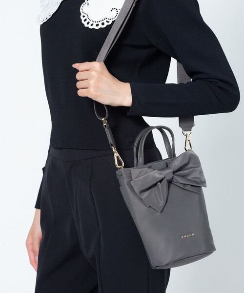 TOCCA(トッカ)の「RIBBON KNOT NYLON MULTI BAG ナイロンマルチバッグ(バックパック/リュック・レディース・レッド系/ベージュ系/ブラック系/ネイビー系/ライトグレー系・F)」の2枚目の写真