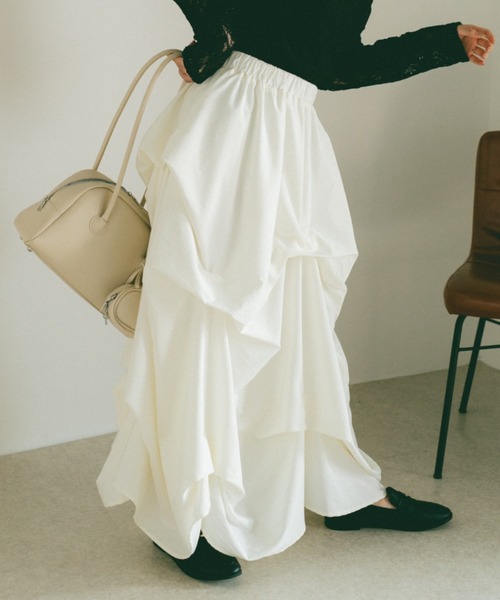 VANNIE U（ヴァニーユー）の「タックデザインスカート/SMサイズ展開（スカート・レディース・アイボリー/ブラック/グレー/ブラック系その他/ホワイト系その他・S/M）」の2枚目の写真