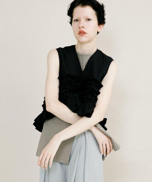 LAATO(ラート)の「frill no sleeve blouse(シャツ/ブラウス・レディース・オフホワイト/ブラック・FREE)」の6枚目の写真