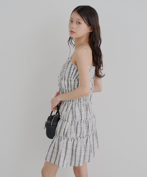 【Chico】アシメ紐デザイン　チェック柄シャーリングワンピース Chico アシメ紐デザインチェック柄シャーリングロングワンピース