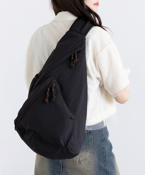 UNIVERSAL OVERALL（ユニバーサルオーバーオール）の「【UNIVERSAL OVERALL】別注ワンショルダーバッグ（ショルダーバッグ・レディース・カーキ/ブラック・FREE）」の3枚目の写真