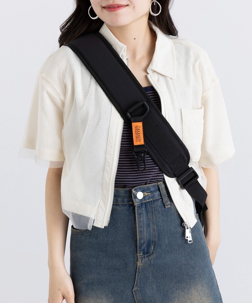 UNIVERSAL OVERALL（ユニバーサルオーバーオール）の「【UNIVERSAL OVERALL】別注ワンショルダーバッグ（ショルダーバッグ・レディース・カーキ/ブラック・FREE）」の4枚目の写真