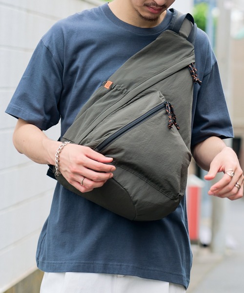 UNIVERSAL OVERALL（ユニバーサルオーバーオール）の「【UNIVERSAL OVERALL】別注ワンショルダーバッグ（ショルダーバッグ・レディース・カーキ/ブラック・FREE）」の21枚目の写真