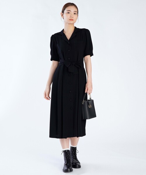 agnes b.(アニエスベー)の「ブラック トリアセテート クレープ オープンカラー 半袖 ワンピース "Marilor"(ワンピース・レディース・ブラック・38/36)」の3枚目の写真