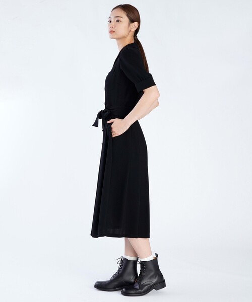agnes b.(アニエスベー)の「ブラック トリアセテート クレープ オープンカラー 半袖 ワンピース "Marilor"(ワンピース・レディース・ブラック・38/36)」の4枚目の写真