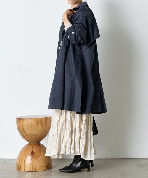 Jena espace merveilleux（ジェナ　エスパスメルヴェイユ）の「バックラッフルテントコート（ステンカラーコート・レディース・ネイビー/ベージュ・FREE）」の4枚目の写真