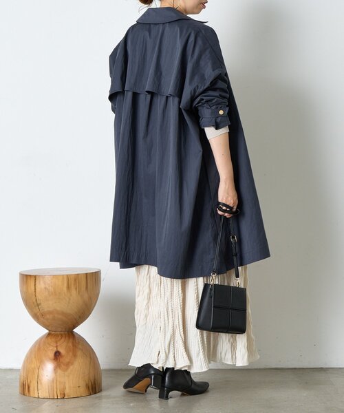 Jena espace merveilleux（ジェナ　エスパスメルヴェイユ）の「バックラッフルテントコート（ステンカラーコート・レディース・ネイビー/ベージュ・FREE）」の5枚目の写真