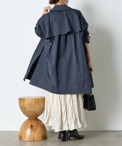 Jena espace merveilleux（ジェナ　エスパスメルヴェイユ）の「バックラッフルテントコート（ステンカラーコート・レディース・ネイビー/ベージュ・FREE）」の6枚目の写真