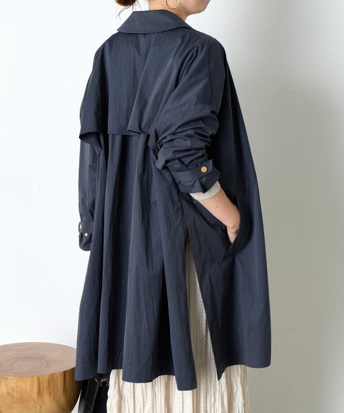 Jena espace merveilleux（ジェナ　エスパスメルヴェイユ）の「バックラッフルテントコート（ステンカラーコート・レディース・ネイビー/ベージュ・FREE）」の9枚目の写真