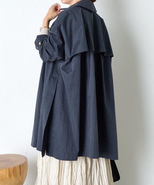 Jena espace merveilleux（ジェナ　エスパスメルヴェイユ）の「バックラッフルテントコート（ステンカラーコート・レディース・ネイビー/ベージュ・FREE）」の10枚目の写真