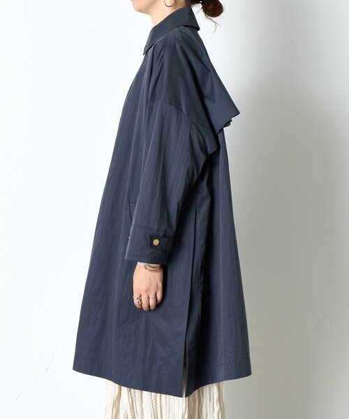 Jena espace merveilleux（ジェナ　エスパスメルヴェイユ）の「バックラッフルテントコート（ステンカラーコート・レディース・ネイビー/ベージュ・FREE）」の12枚目の写真