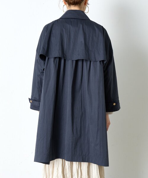 Jena espace merveilleux（ジェナ　エスパスメルヴェイユ）の「バックラッフルテントコート（ステンカラーコート・レディース・ネイビー/ベージュ・FREE）」の13枚目の写真