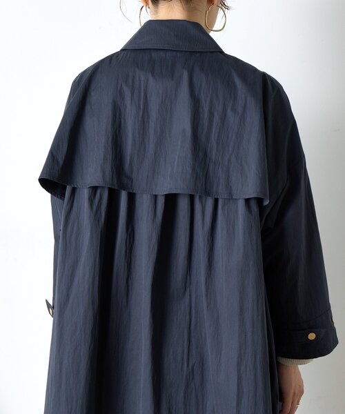 Jena espace merveilleux（ジェナ　エスパスメルヴェイユ）の「バックラッフルテントコート（ステンカラーコート・レディース・ネイビー/ベージュ・FREE）」の16枚目の写真