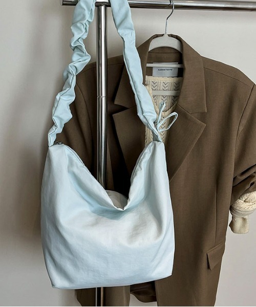 SHEPP（シープ）の「【A4サイズ対応可】【大容量】2WAY ギャザーショルダースクエアバッグ（ショルダーバッグ・レディース・ブルー/ブラック/ホワイト/ピンク/イエロー・F）」の18枚目の写真