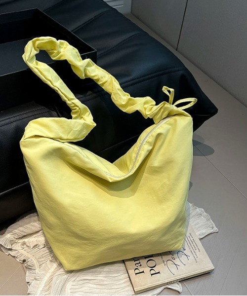 SHEPP（シープ）の「【A4サイズ対応可】【大容量】2WAY ギャザーショルダースクエアバッグ（ショルダーバッグ・レディース・ブルー/ブラック/ホワイト/ピンク/イエロー・F）」の7枚目の写真