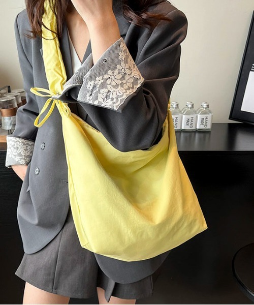 SHEPP（シープ）の「【A4サイズ対応可】【大容量】2WAY ギャザーショルダースクエアバッグ（ショルダーバッグ・レディース・ブルー/ブラック/ホワイト/ピンク/イエロー・F）」の8枚目の写真