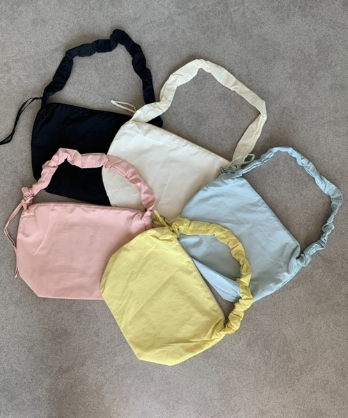 SHEPP（シープ）の「【A4サイズ対応可】【大容量】2WAY ギャザーショルダースクエアバッグ（ショルダーバッグ・レディース・ブルー/ブラック/ホワイト/ピンク/イエロー・F）」の22枚目の写真