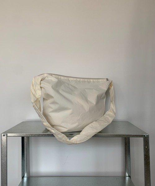 SHEPP（シープ）の「【A4サイズ対応可】【大容量】2WAY ギャザーショルダースクエアバッグ（ショルダーバッグ・レディース・ブルー/ブラック/ホワイト/ピンク/イエロー・F）」の21枚目の写真