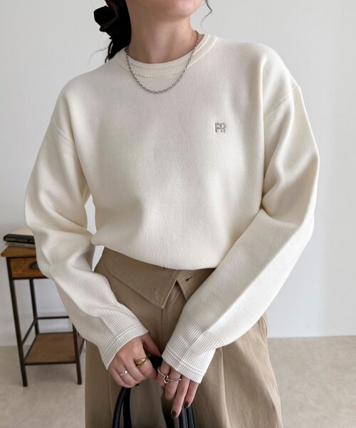 fredy emue（フレディエミュ）の「FR刺繍スウェットニットプルオーバー（ニット/セーター・レディース・オフホワイト/グレー/ミント/ネイビー/ピンク・38）」の2枚目の写真