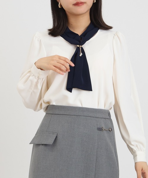 ASTORIA ODIER（アストリアオディール）の「パールチャームボウタイ配色ブラウス（シャツ/ブラウス・レディース・ベージュ/ネイビー/ブラウン/ワイン・SMALL/MEDIUM/LARGE）」の2枚目の写真