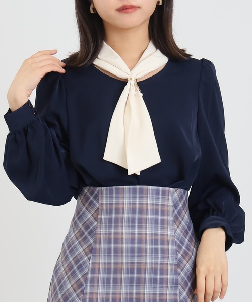 ASTORIA ODIER（アストリアオディール）の「パールチャームボウタイ配色ブラウス（シャツ/ブラウス・レディース・ベージュ/ネイビー/ブラウン/ワイン・SMALL/MEDIUM/LARGE）」の3枚目の写真