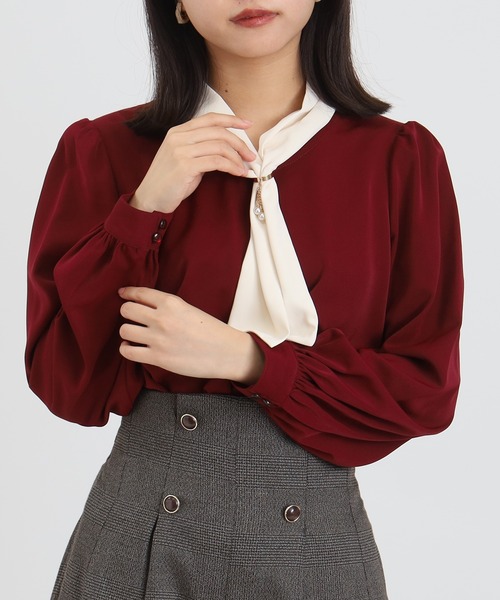 ASTORIA ODIER（アストリアオディール）の「パールチャームボウタイ配色ブラウス（シャツ/ブラウス・レディース・ベージュ/ネイビー/ブラウン/ワイン・SMALL/MEDIUM/LARGE）」の4枚目の写真