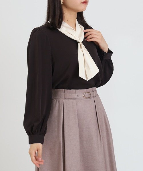 ASTORIA ODIER（アストリアオディール）の「パールチャームボウタイ配色ブラウス（シャツ/ブラウス・レディース・ベージュ/ネイビー/ブラウン/ワイン・SMALL/MEDIUM/LARGE）」の8枚目の写真