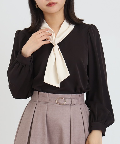 ASTORIA ODIER（アストリアオディール）の「パールチャームボウタイ配色ブラウス（シャツ/ブラウス・レディース・ベージュ/ネイビー/ブラウン/ワイン・SMALL/MEDIUM/LARGE）」の17枚目の写真