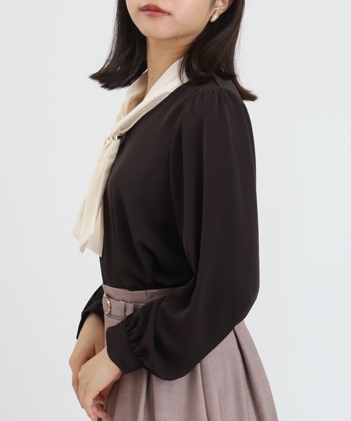ASTORIA ODIER（アストリアオディール）の「パールチャームボウタイ配色ブラウス（シャツ/ブラウス・レディース・ベージュ/ネイビー/ブラウン/ワイン・SMALL/MEDIUM/LARGE）」の18枚目の写真