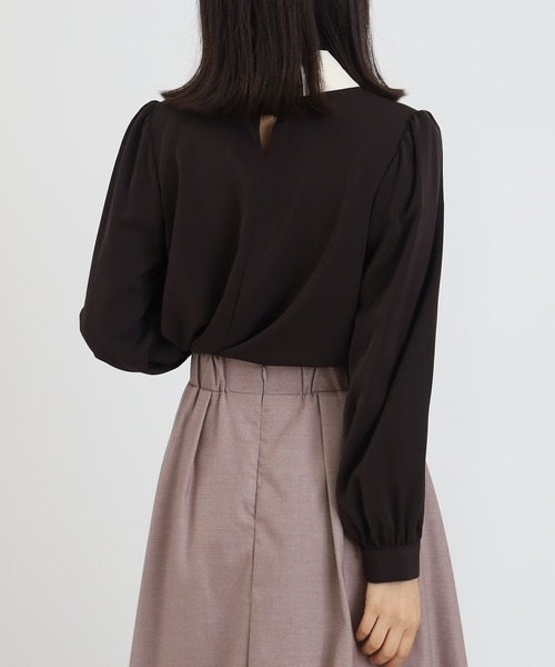 ASTORIA ODIER（アストリアオディール）の「パールチャームボウタイ配色ブラウス（シャツ/ブラウス・レディース・ベージュ/ネイビー/ブラウン/ワイン・SMALL/MEDIUM/LARGE）」の7枚目の写真