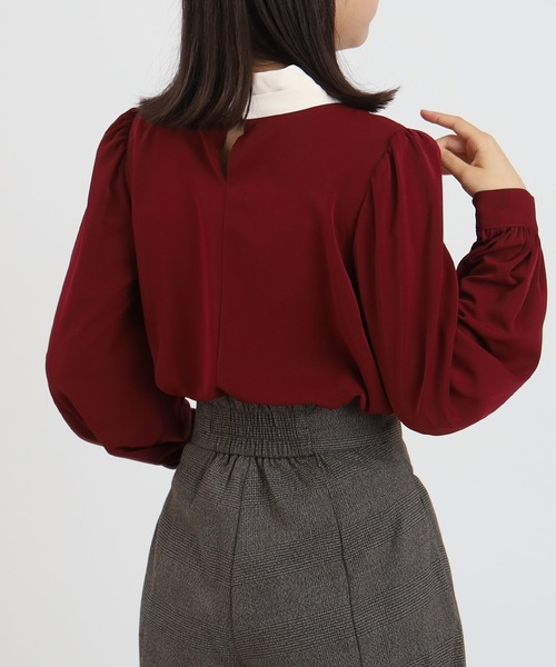 ASTORIA ODIER（アストリアオディール）の「パールチャームボウタイ配色ブラウス（シャツ/ブラウス・レディース・ベージュ/ネイビー/ブラウン/ワイン・SMALL/MEDIUM/LARGE）」の14枚目の写真