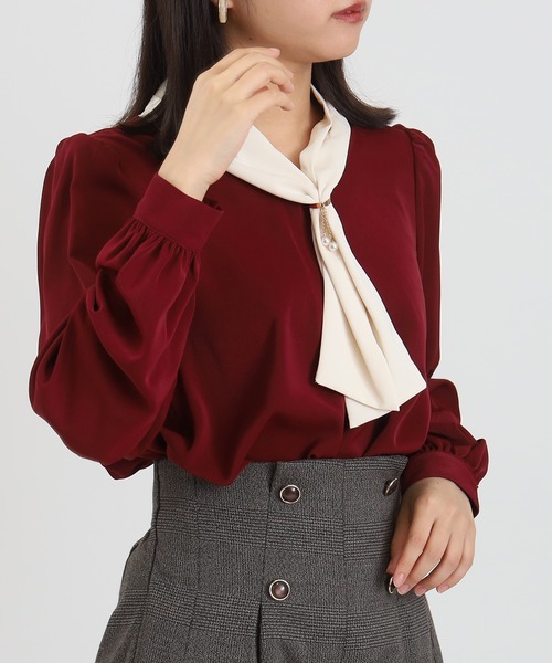 ASTORIA ODIER（アストリアオディール）の「パールチャームボウタイ配色ブラウス（シャツ/ブラウス・レディース・ベージュ/ネイビー/ブラウン/ワイン・SMALL/MEDIUM/LARGE）」の15枚目の写真