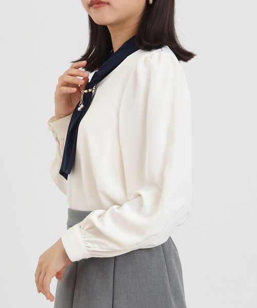 ASTORIA ODIER（アストリアオディール）の「パールチャームボウタイ配色ブラウス（シャツ/ブラウス・レディース・ベージュ/ネイビー/ブラウン/ワイン・SMALL/MEDIUM/LARGE）」の19枚目の写真