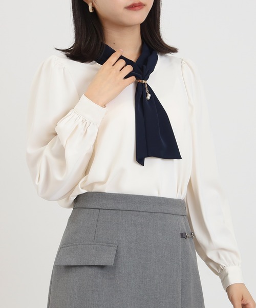 ASTORIA ODIER（アストリアオディール）の「パールチャームボウタイ配色ブラウス（シャツ/ブラウス・レディース・ベージュ/ネイビー/ブラウン/ワイン・SMALL/MEDIUM/LARGE）」の20枚目の写真