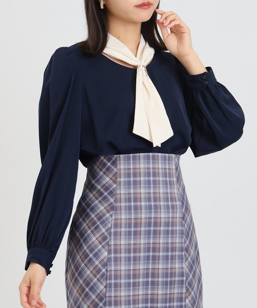 ASTORIA ODIER（アストリアオディール）の「パールチャームボウタイ配色ブラウス（シャツ/ブラウス・レディース・ベージュ/ネイビー/ブラウン/ワイン・SMALL/MEDIUM/LARGE）」の10枚目の写真