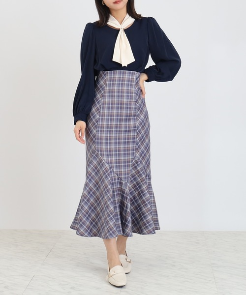 ASTORIA ODIER（アストリアオディール）の「パールチャームボウタイ配色ブラウス（シャツ/ブラウス・レディース・ベージュ/ネイビー/ブラウン/ワイン・SMALL/MEDIUM/LARGE）」の6枚目の写真