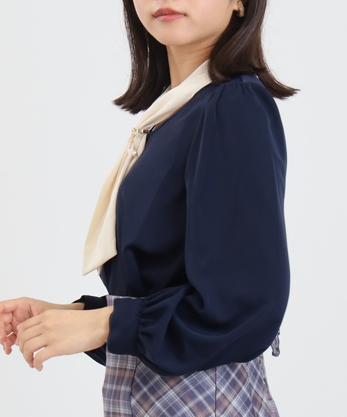 ASTORIA ODIER（アストリアオディール）の「パールチャームボウタイ配色ブラウス（シャツ/ブラウス・レディース・ベージュ/ネイビー/ブラウン/ワイン・SMALL/MEDIUM/LARGE）」の11枚目の写真