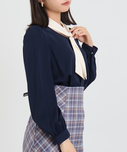 ASTORIA ODIER（アストリアオディール）の「パールチャームボウタイ配色ブラウス（シャツ/ブラウス・レディース・ベージュ/ネイビー/ブラウン/ワイン・SMALL/MEDIUM/LARGE）」の5枚目の写真