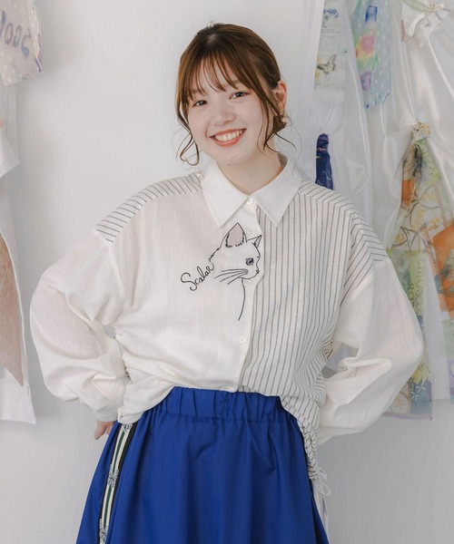 ScoLar(スカラー)の「ScoLar(スカラー) ネコの横顔刺繍 ストライプ切替シャツ(シャツ/ブラウス・レディース・オフホワイト/ブラック・MEDIUM)」の2枚目の写真