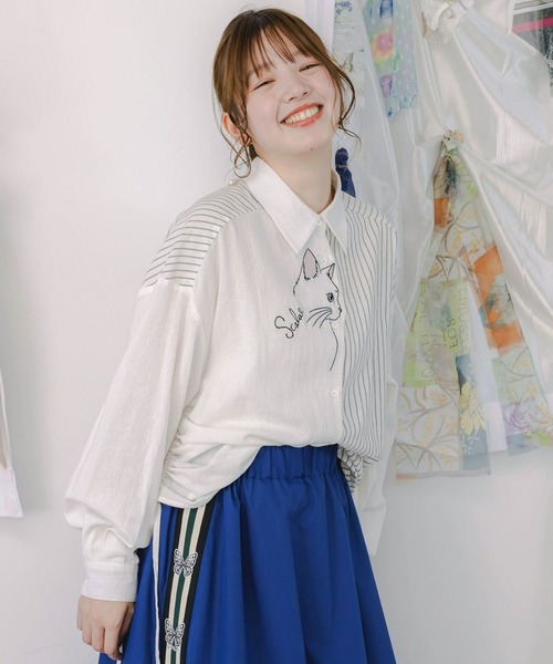 ScoLar(スカラー)の「ScoLar(スカラー) ネコの横顔刺繍 ストライプ切替シャツ(シャツ/ブラウス・レディース・オフホワイト/ブラック・MEDIUM)」の4枚目の写真