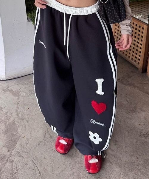 Vipoa(ヴィポア)の「LOVE LOGO ワイドサイドラインスウェットパンツ(スウェットパンツ・レディース・グレー/ブラック/ネイビー・FREE)」の3枚目の写真