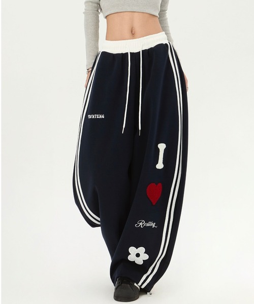 Vipoa(ヴィポア)の「LOVE LOGO ワイドサイドラインスウェットパンツ(スウェットパンツ・レディース・グレー/ブラック/ネイビー・FREE)」の5枚目の写真