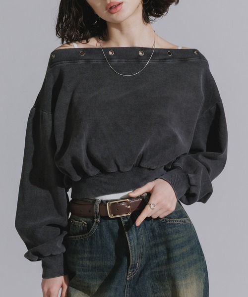 Chick（チック）の「Vintage-Style Off-Shoulder Cropped Sweatshirt / オフショルダーショート丈スウェット（スウェット・レディース・ブラック/ブルー・FREE）」の2枚目の写真